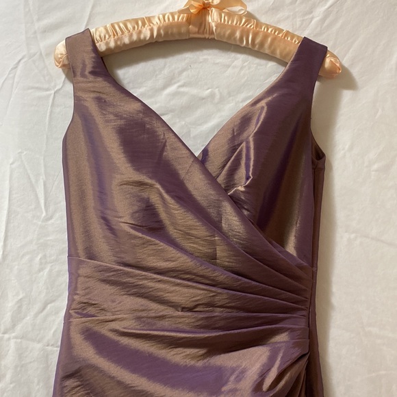 Impression Women’s Satin Polyester Mauve colored cocktail dress. Size 4. - Picture 3 of 5
